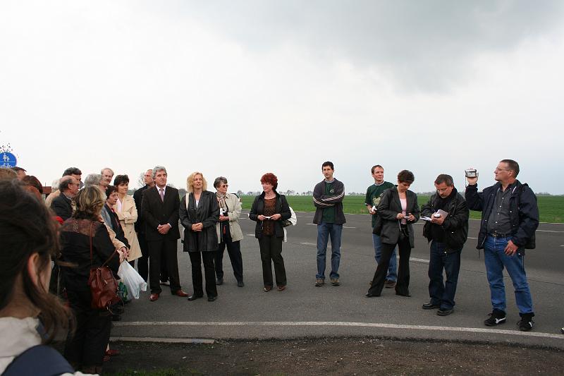 b - plaque commemorative (17).JPG - Inauguration de la plaque du jumelage - le maire de krostitz s’apprête à dévoiler la plaque.